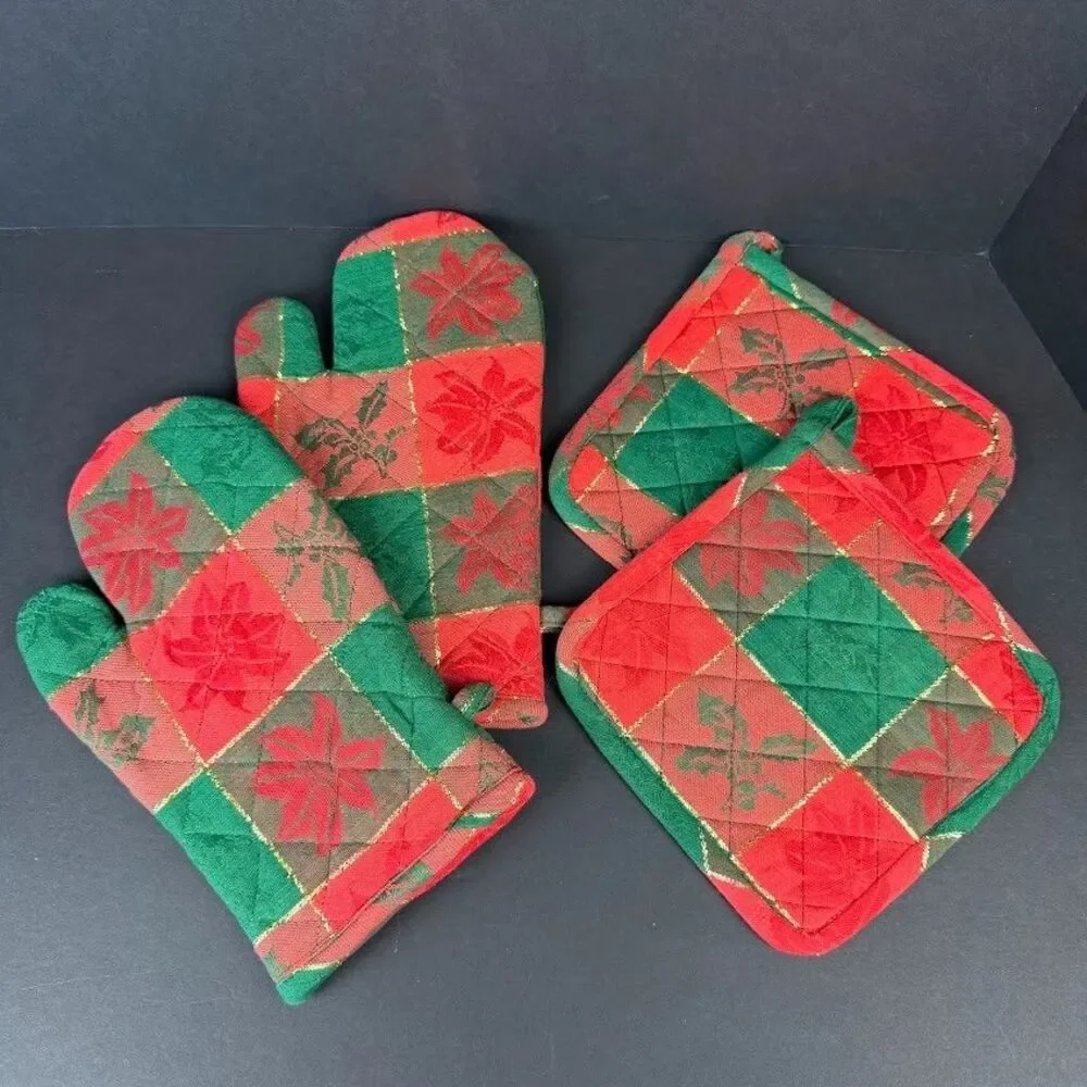 Set 2 of Oven Mitts & 2 Pot Holders Plaid Christmas Holly & Poinsettia Pattern